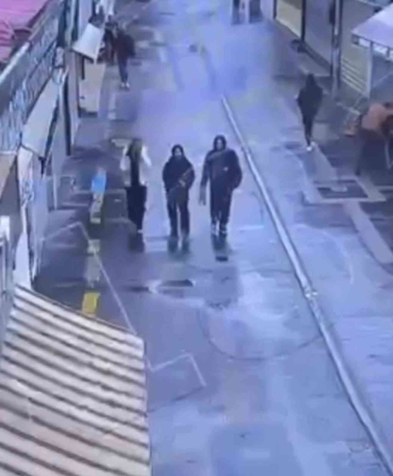 Iğdır&rsquo;da kız &ccedil;ocuğunun bı&ccedil;aklı saldırıya uğradığı anlar kamerada
