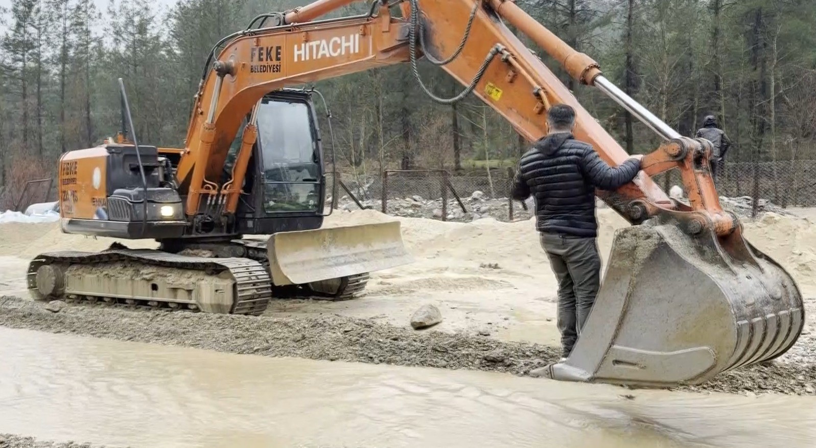 Adana’da sel ve heyelanlar ulaşımda aksamalara neden oldu