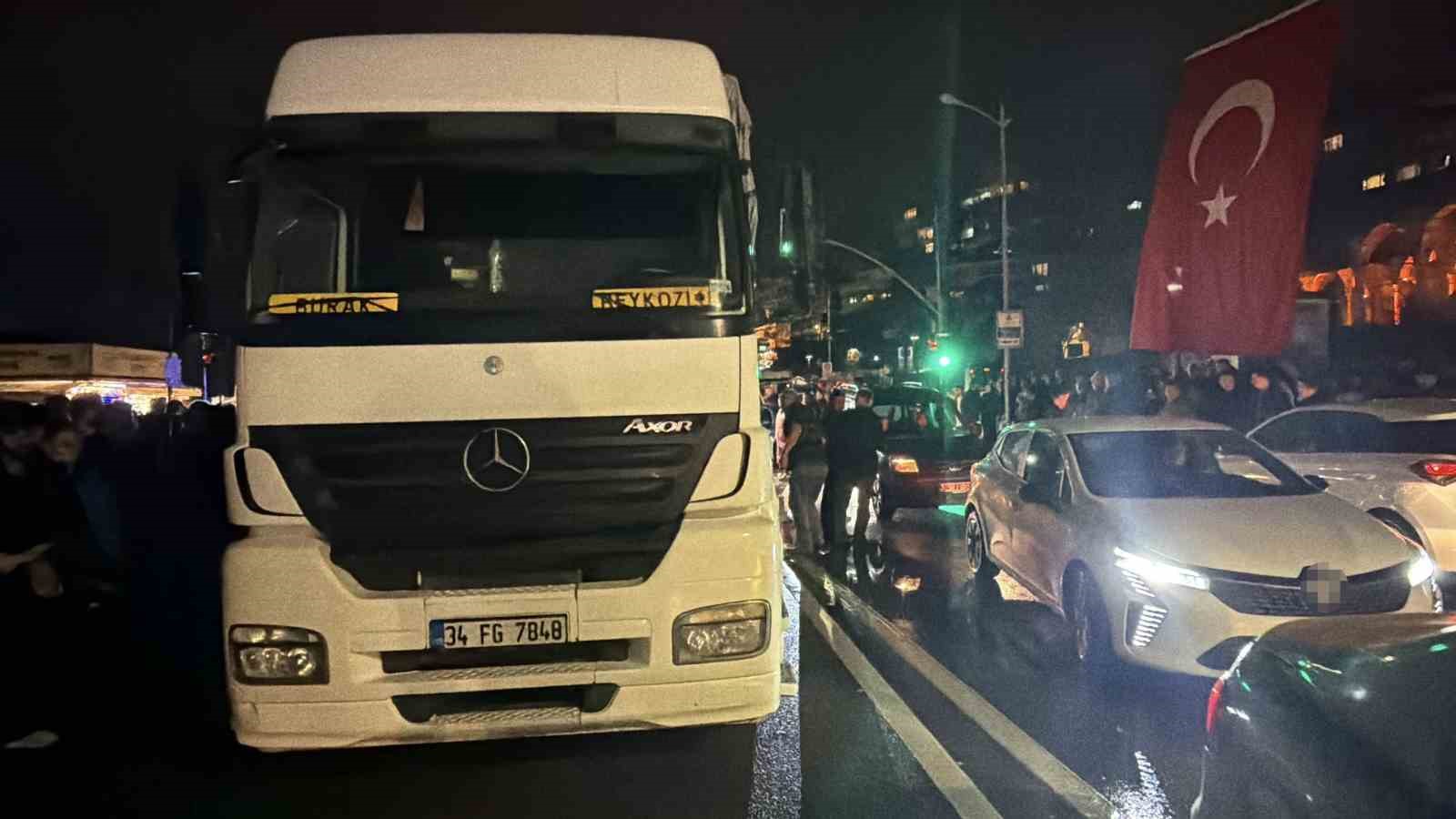 Üsküdar’da feci kaza: Karşıya geçmek isteyen kadın kamyonun altında kaldı
