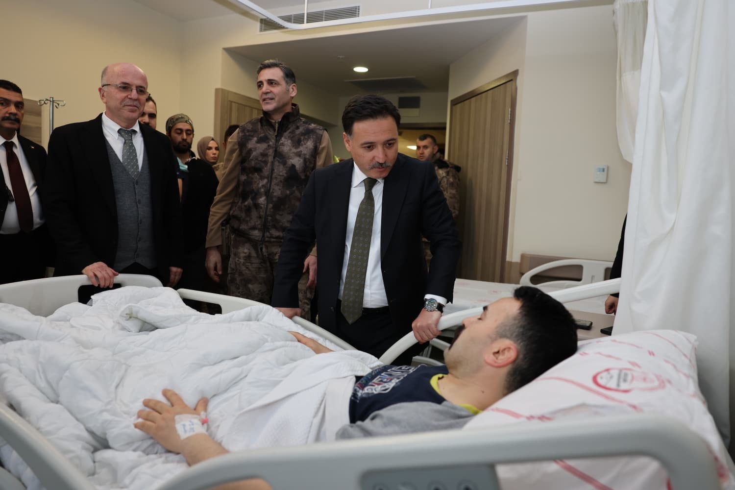 Bakan &Ccedil;ift&ccedil;i, operasyonda yaralanan &ouml;zel harekat polisiyle g&ouml;r&uuml;nt&uuml;l&uuml; konuştu
