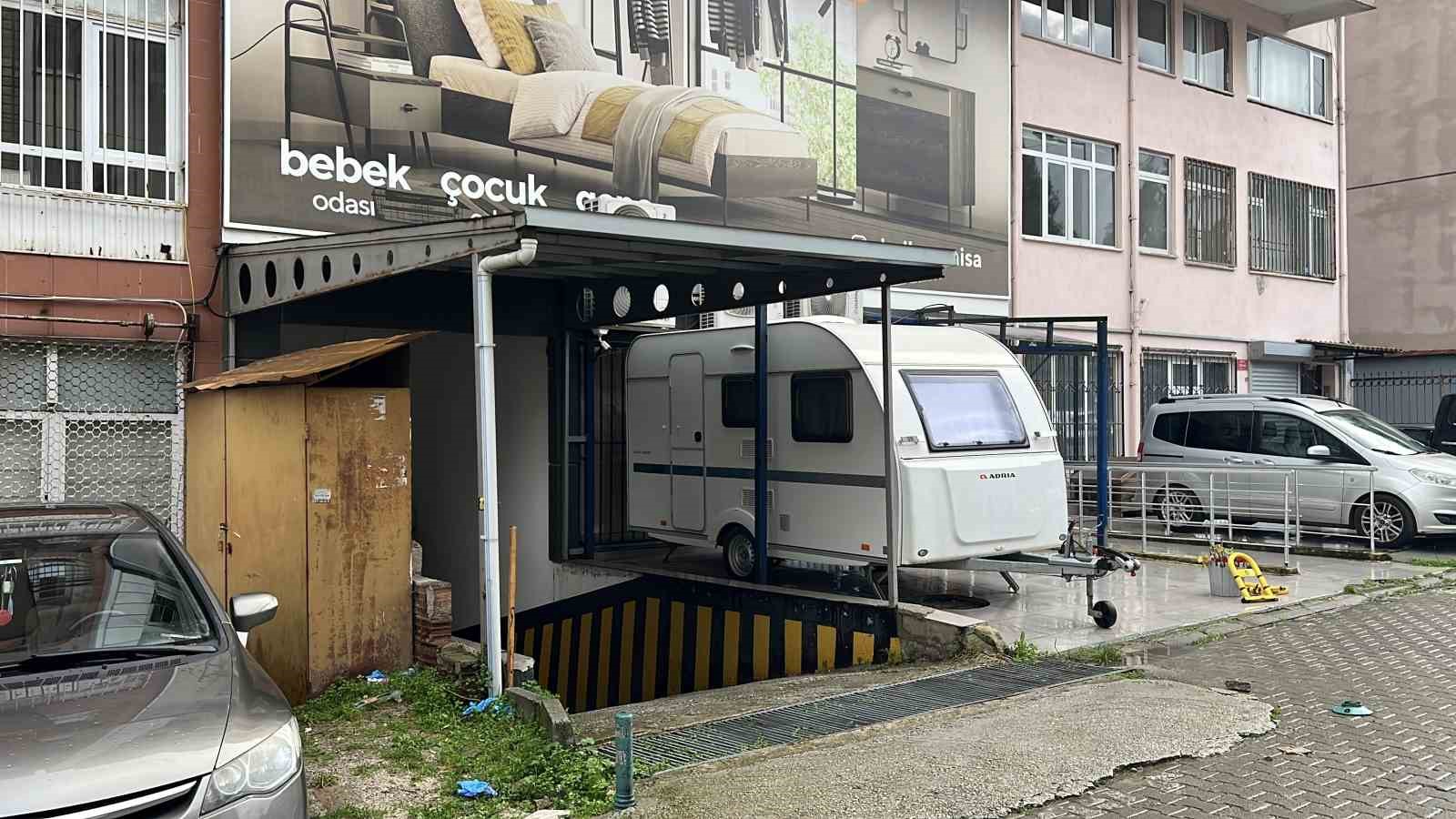 Manisa&rsquo;da otopark girişinde bir kişi &ouml;l&uuml; bulundu
