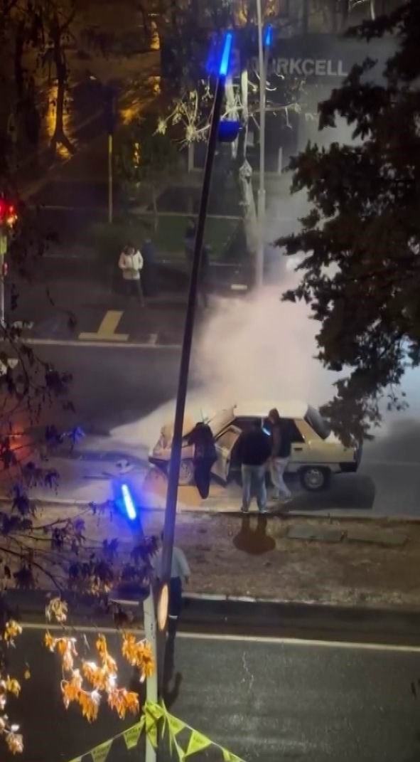 Diyarbakır’da kazaya karışan araçlardan biri alev aldı