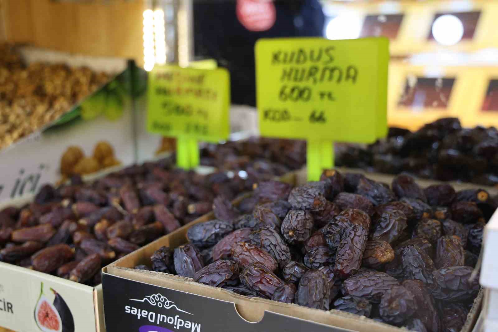 Kırşehir&rsquo;de Ramazan hareketliliği: Hurma tezgahlardaki yerini aldı
