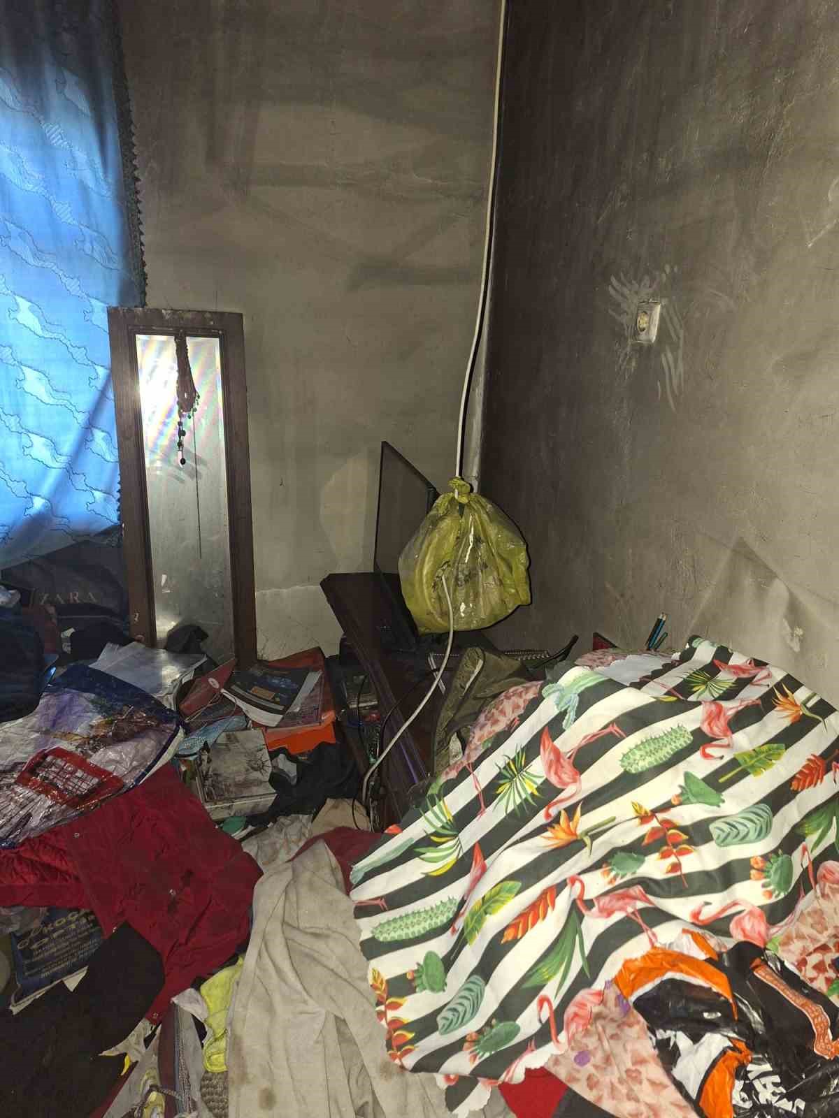 Evinden 10 ton çöp çıktı