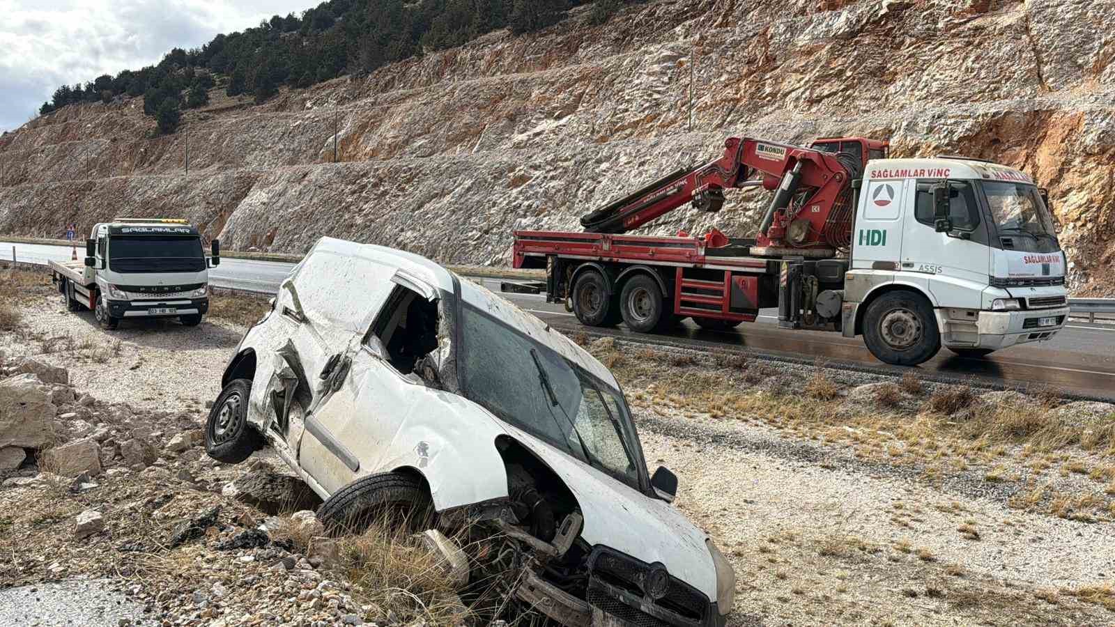 Kayalıklara çarpıp devrilen araçta 2 kişi yaralandı