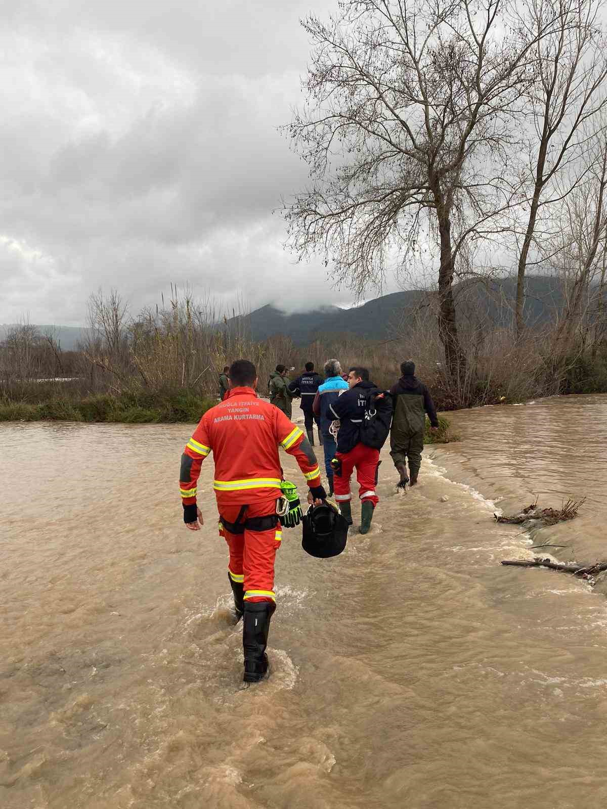 Seydikemer’de mahsur kalan vatandaşları itfaiye ekipleri kurtardı