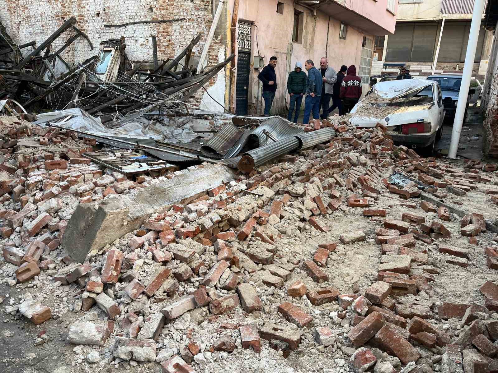 Sağanak yağış Sarıgöl’de metruk bir binayı yıktı