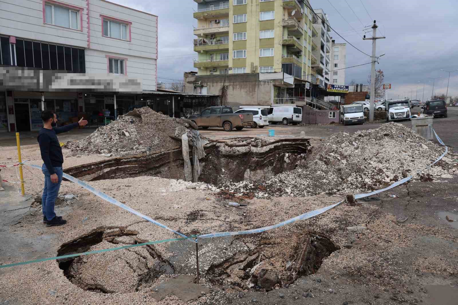 Diyarbakır&rsquo;da ana yol kenarında zamanla oluşan dev &ccedil;ukur dronla g&ouml;r&uuml;nt&uuml;lendi
