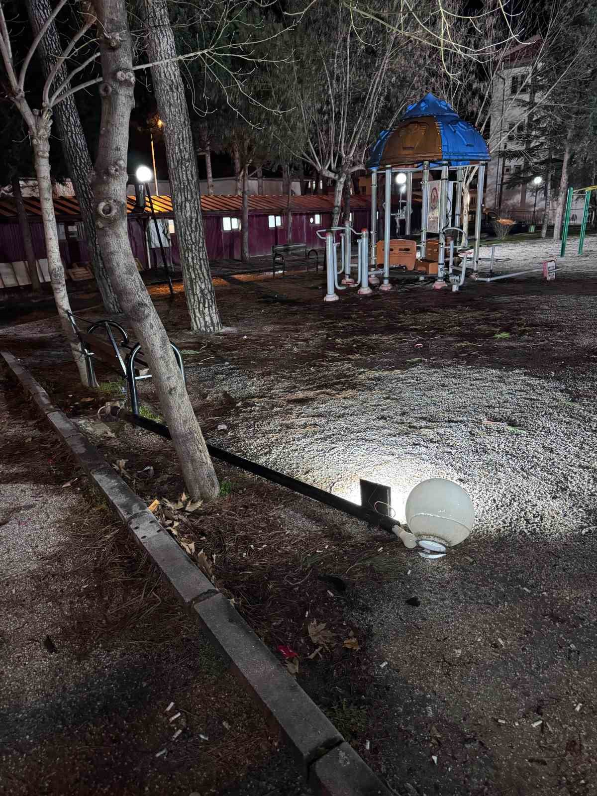 Buldan’da çocuk parkındaki aydınlatma direği tehlike saçıyor