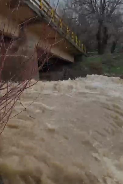 Arıcak’ta kar eridi, dereler coştu