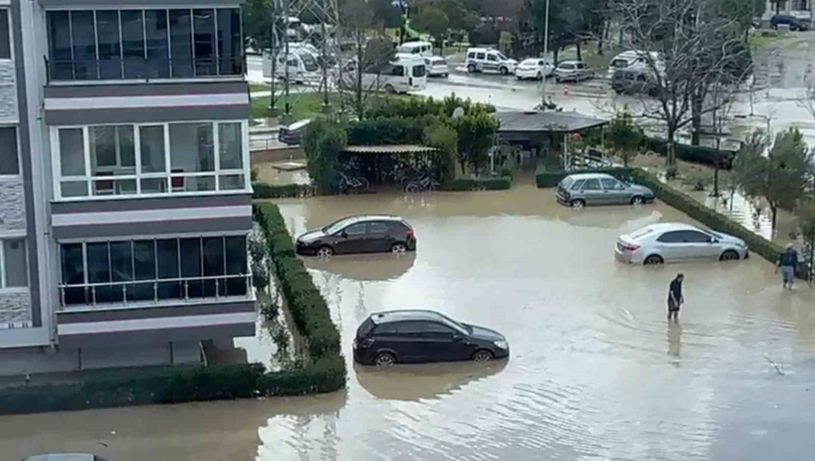 Aliağa’da sağanakla birlikte dere taştı, bir mahalle sular altında kaldı
