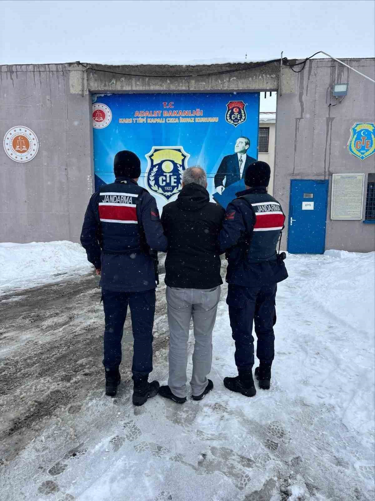 Kars&rsquo;ta aranan 2 kişi jandarma ekiplerince yakalandı

