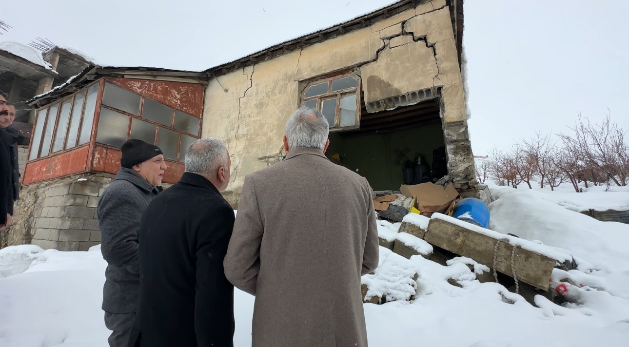 Yüksekova’da evi çöken yaşlı kadına devlet şefkati: "Yalnız bırakmayacağız"