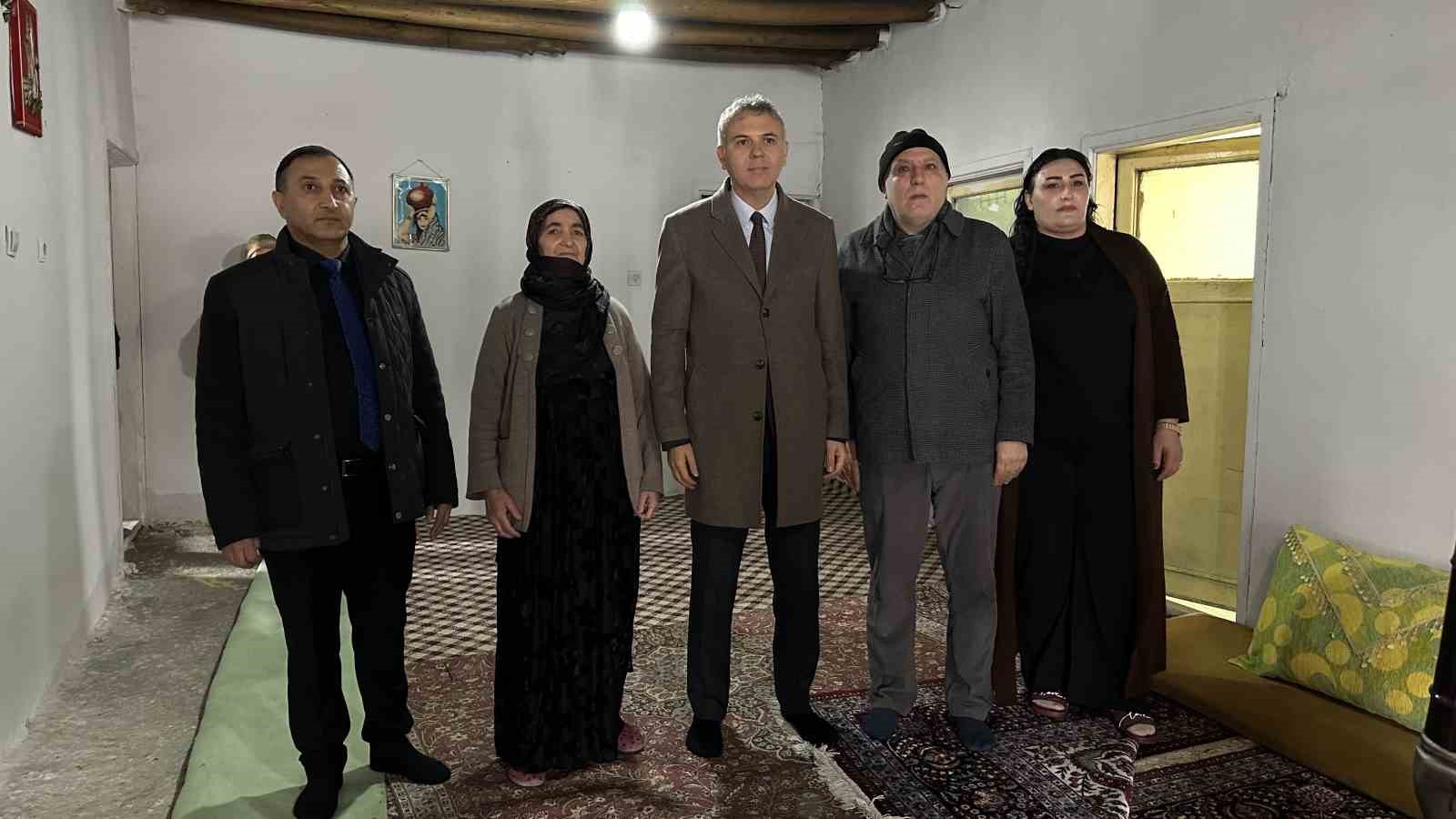 Y&uuml;ksekova&rsquo;da evi &ccedil;&ouml;ken yaşlı kadına devlet şefkati: "Yalnız bırakmayacağız"
