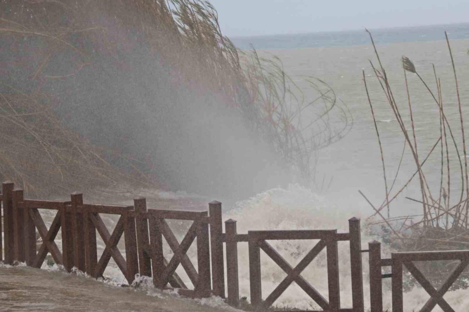 Şelale şiddetli r&uuml;zgarla tersine &ccedil;ağladı, denizin rengi kahverengiye b&uuml;r&uuml;nd&uuml;
