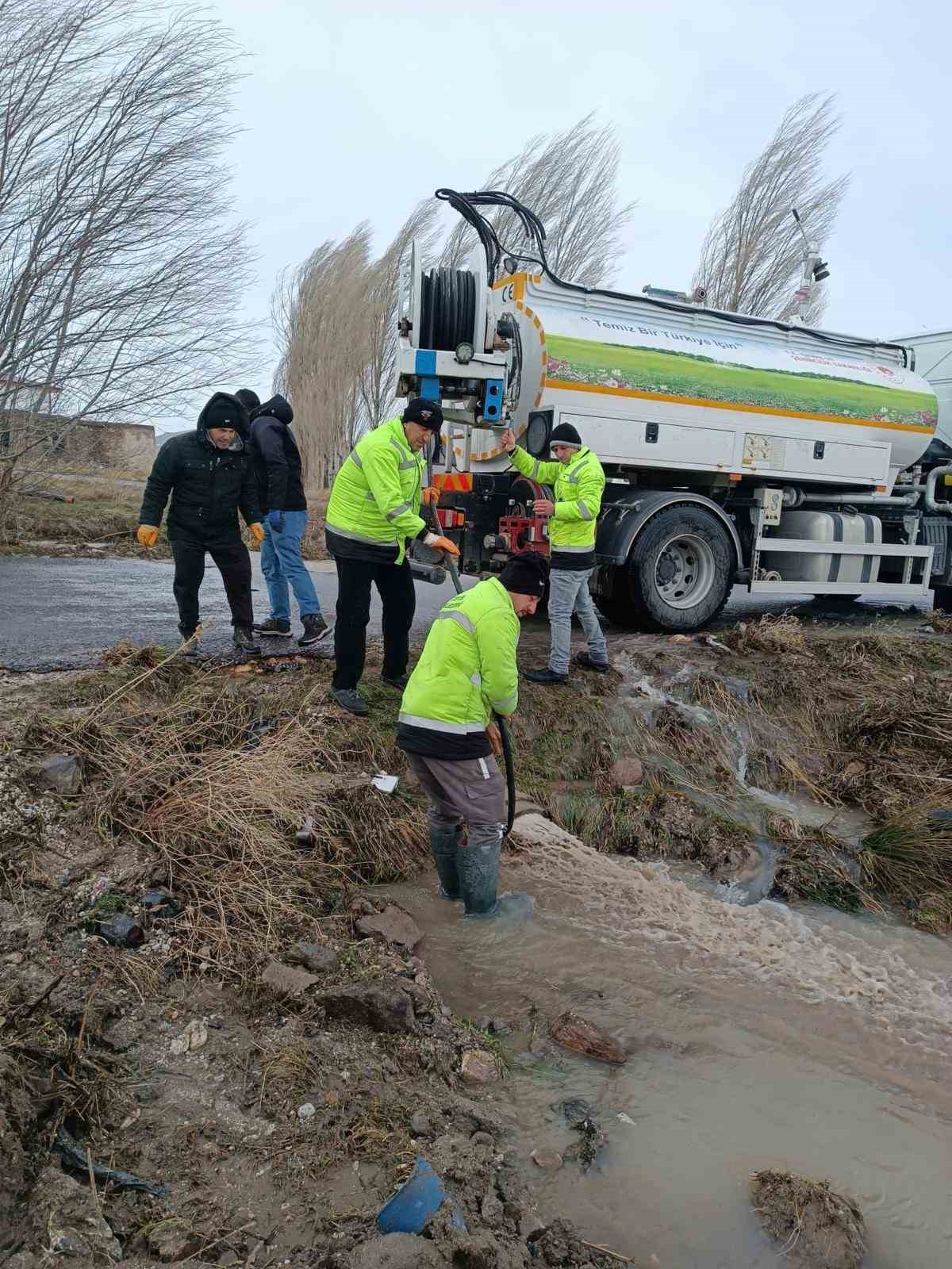 Niğde&rsquo;nin &Ccedil;iftlik il&ccedil;esinde yağışın ardından taşkınlar yaşandı
