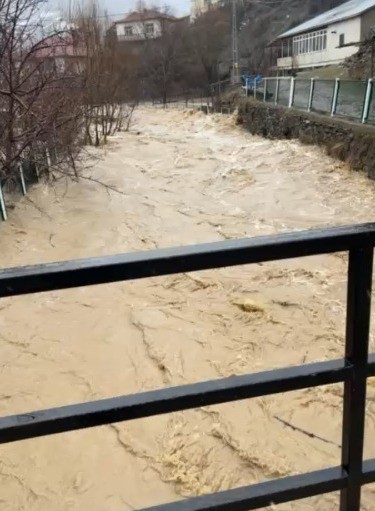 Develi’de aşırı yağış sele neden oldu, bazı ev ve ahırları su bastı