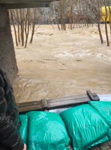 Develi&rsquo;de aşırı yağış sele neden oldu, bazı ev ve ahırları su bastı
