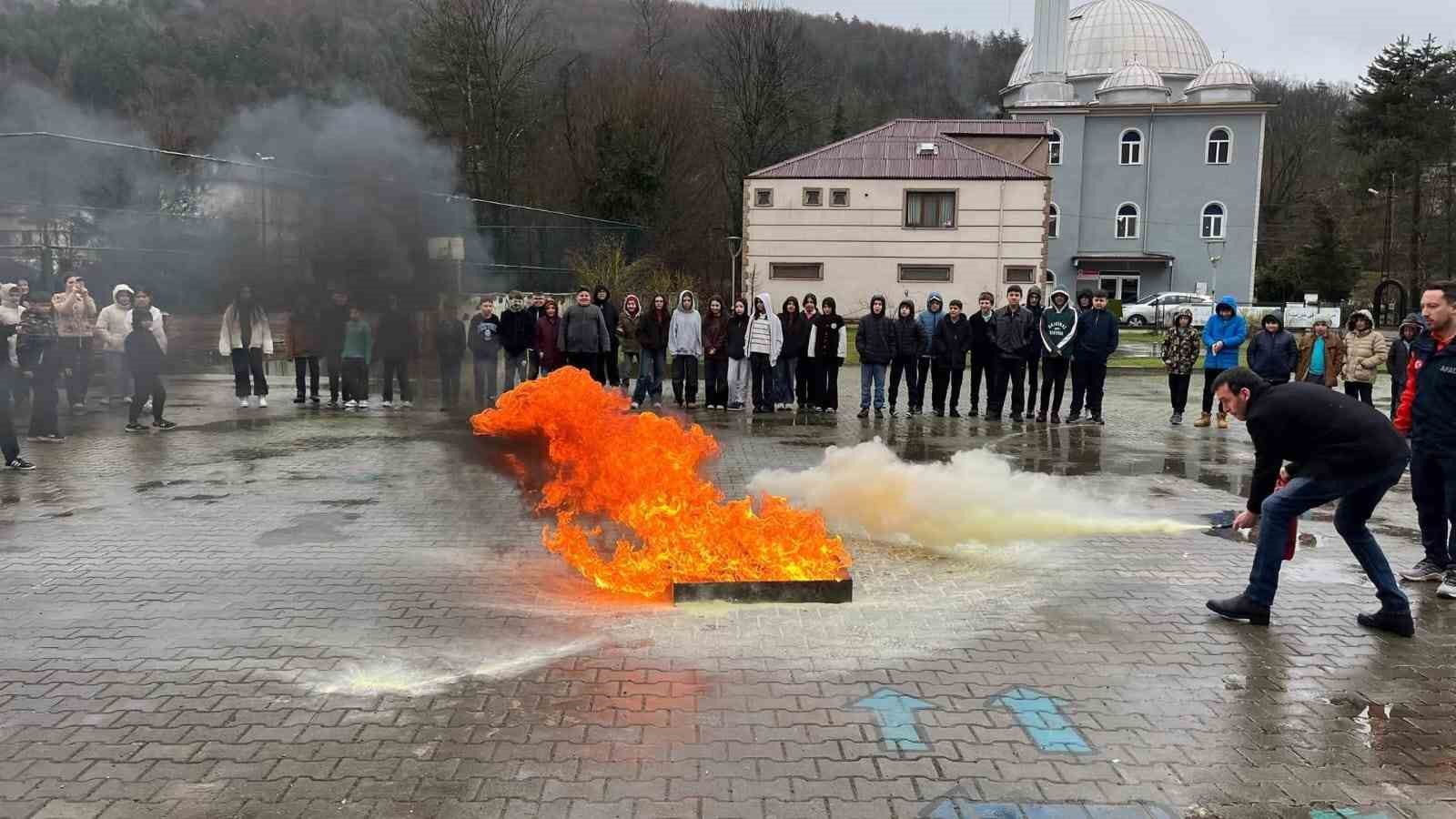 Öğrencilerden Gazze’ye anlamlı okullarda afet ve yangın farkındalık eğitimi verildi