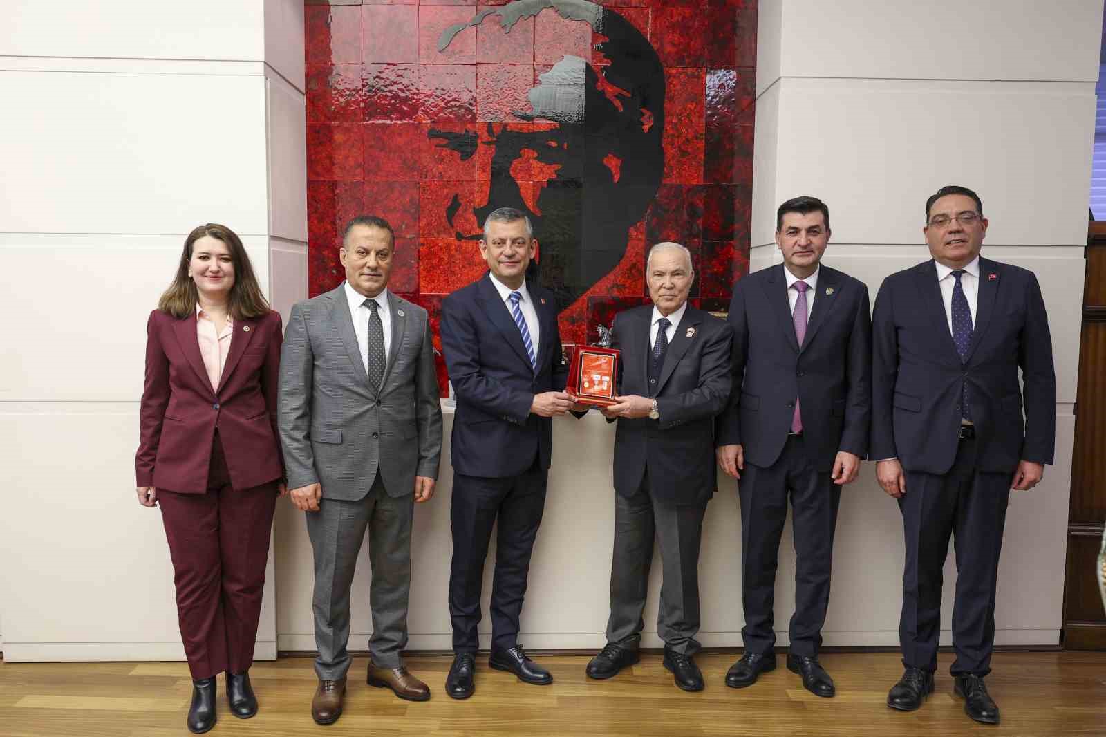 CHP Genel Başkanı Özel, şehit ve gazi dernek temsilcileriyle bir araya geldi