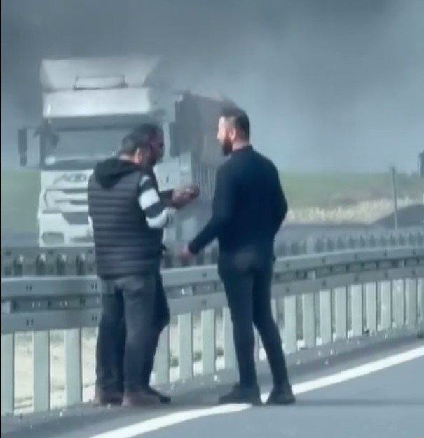 Silopi&rsquo;de alev alev yanan tır kullanılmaz hale geldi
