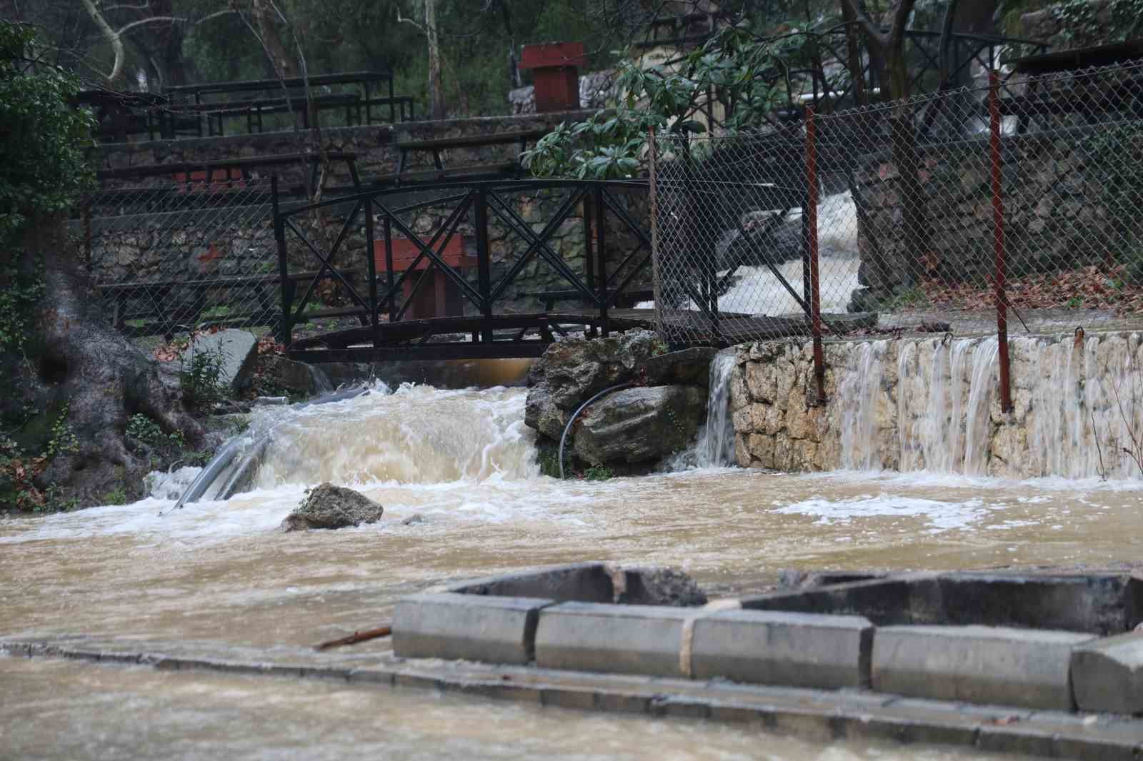 Kozan&rsquo;da sağanakla birlikte kuruyan kaynaklar yeniden canlandı
