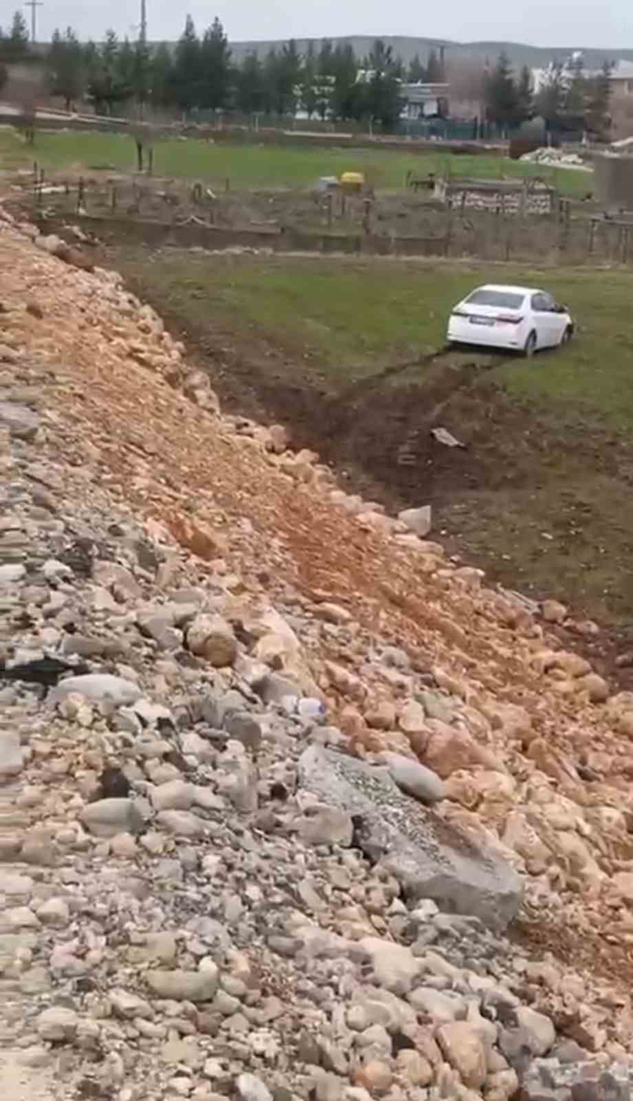 Siirt&rsquo;te yoldan &ccedil;ıkan otomobil tarlaya girdi
