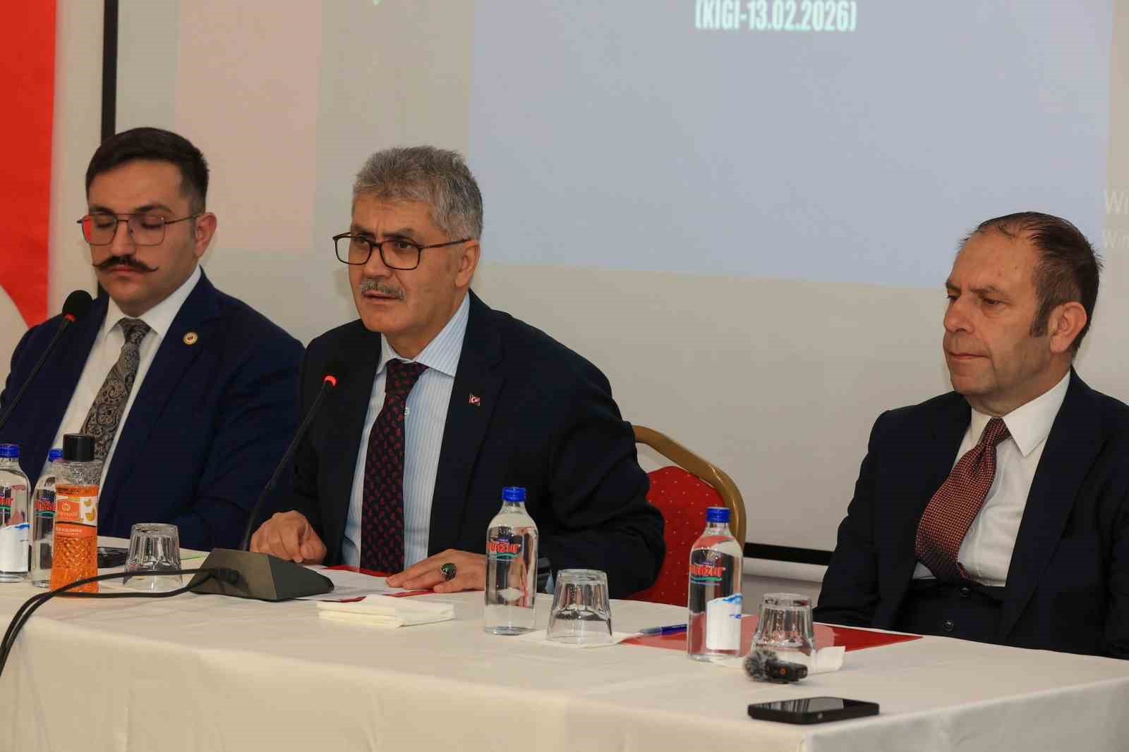 Vali &Ccedil;elik Kiğı&rsquo;da muhtarlarla bir araya geldi
