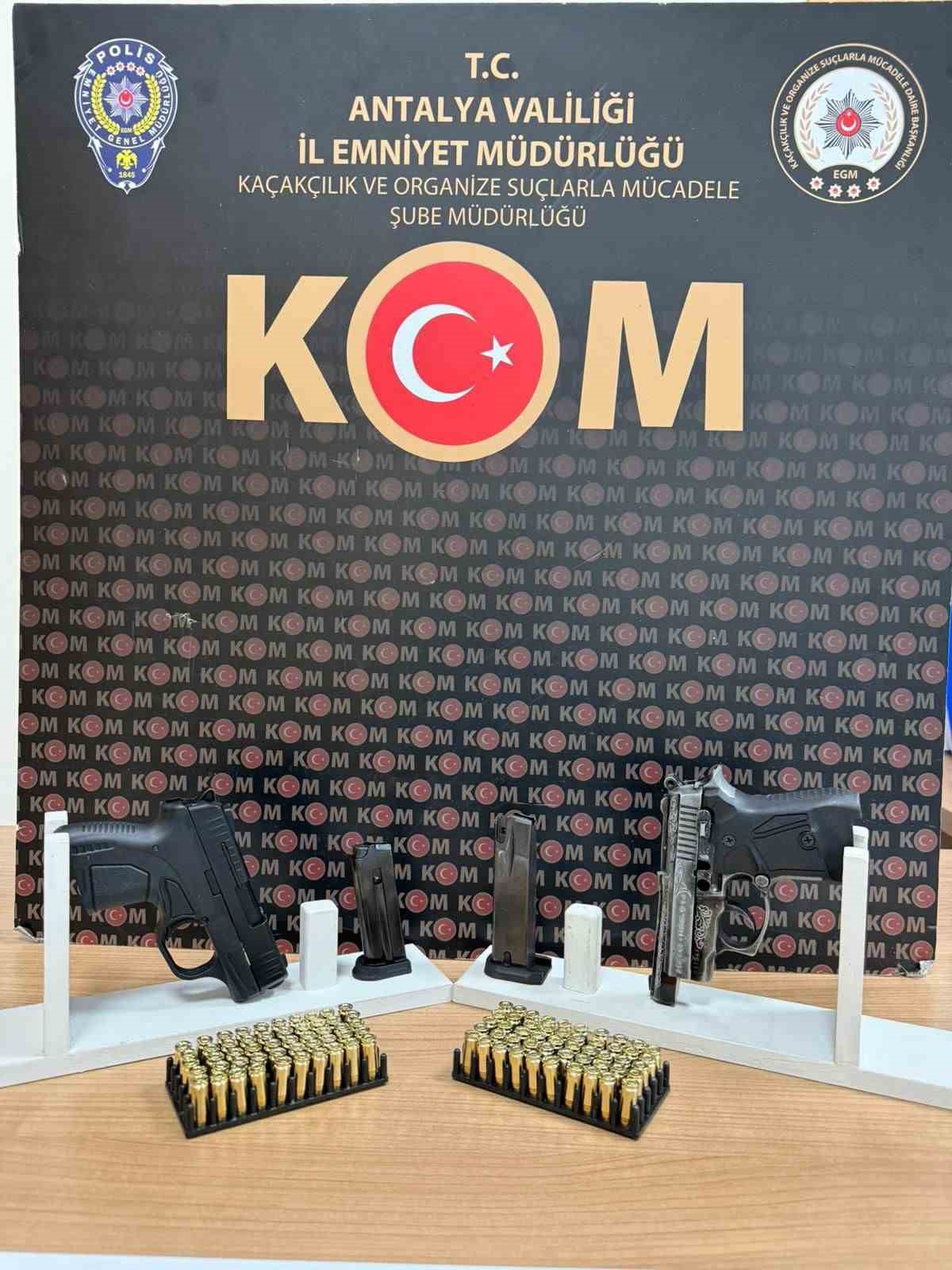 Antalya&rsquo;da 1 haftada milyonlarca ka&ccedil;ak &uuml;r&uuml;n ele ge&ccedil;irildi, 5 şahıs tutuklandı
