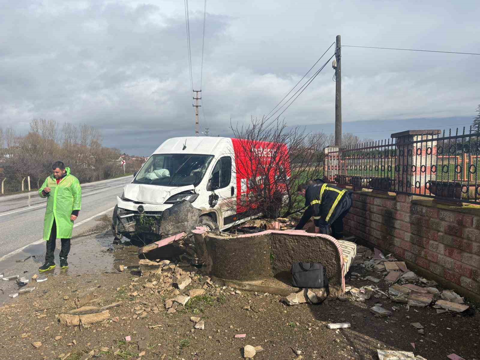 Pınarhisar’da panelvan araç çeşmeye çarptı: 1 yaralı