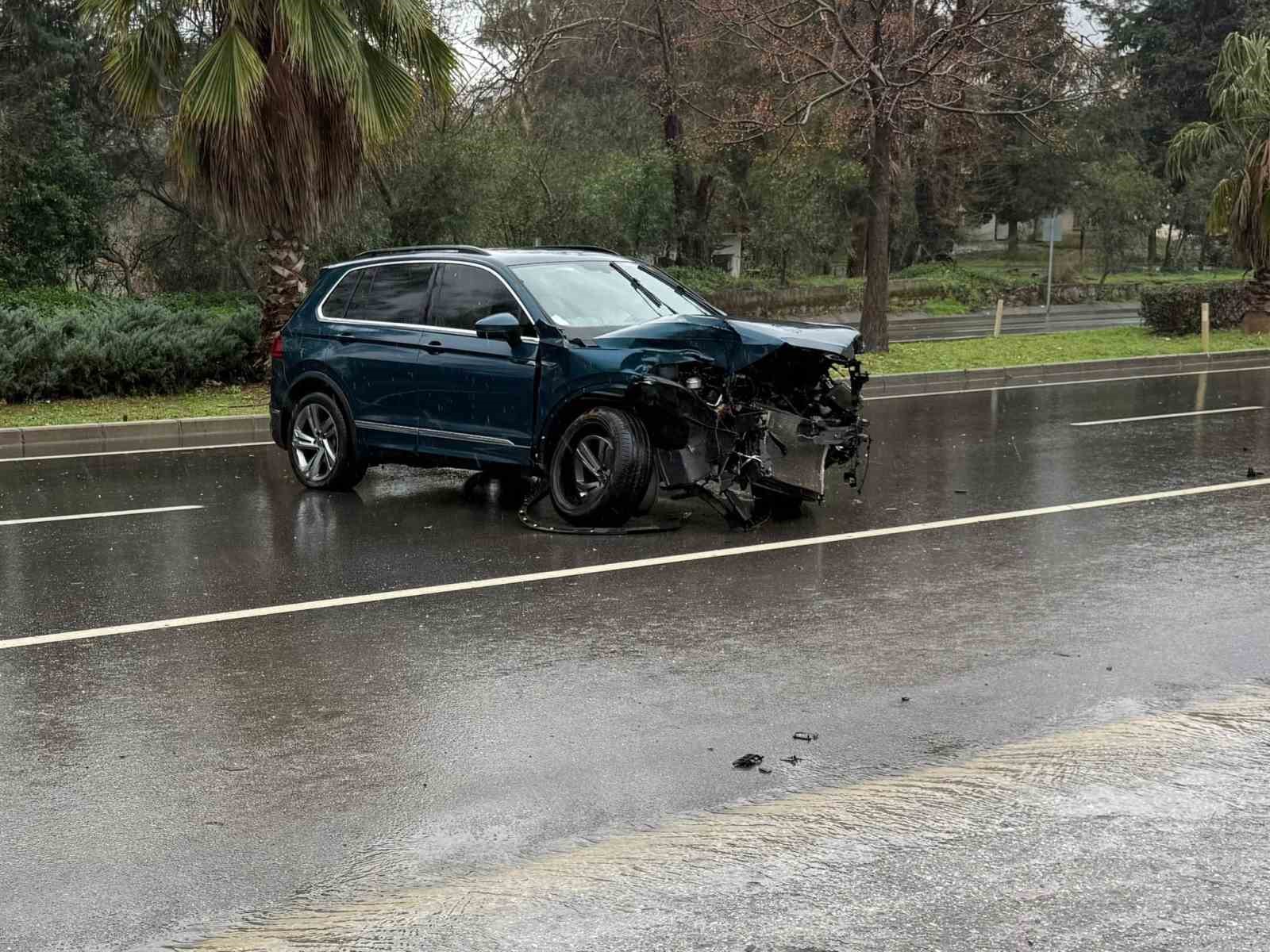 Antalya’da yağışlı havada kaza ucuz atlatıldı