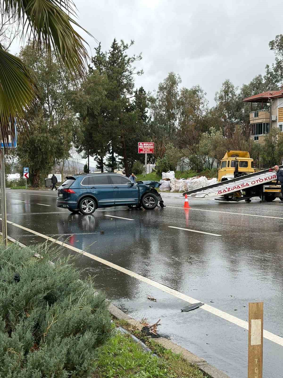 Antalya&rsquo;da yağışlı havada kaza ucuz atlatıldı
