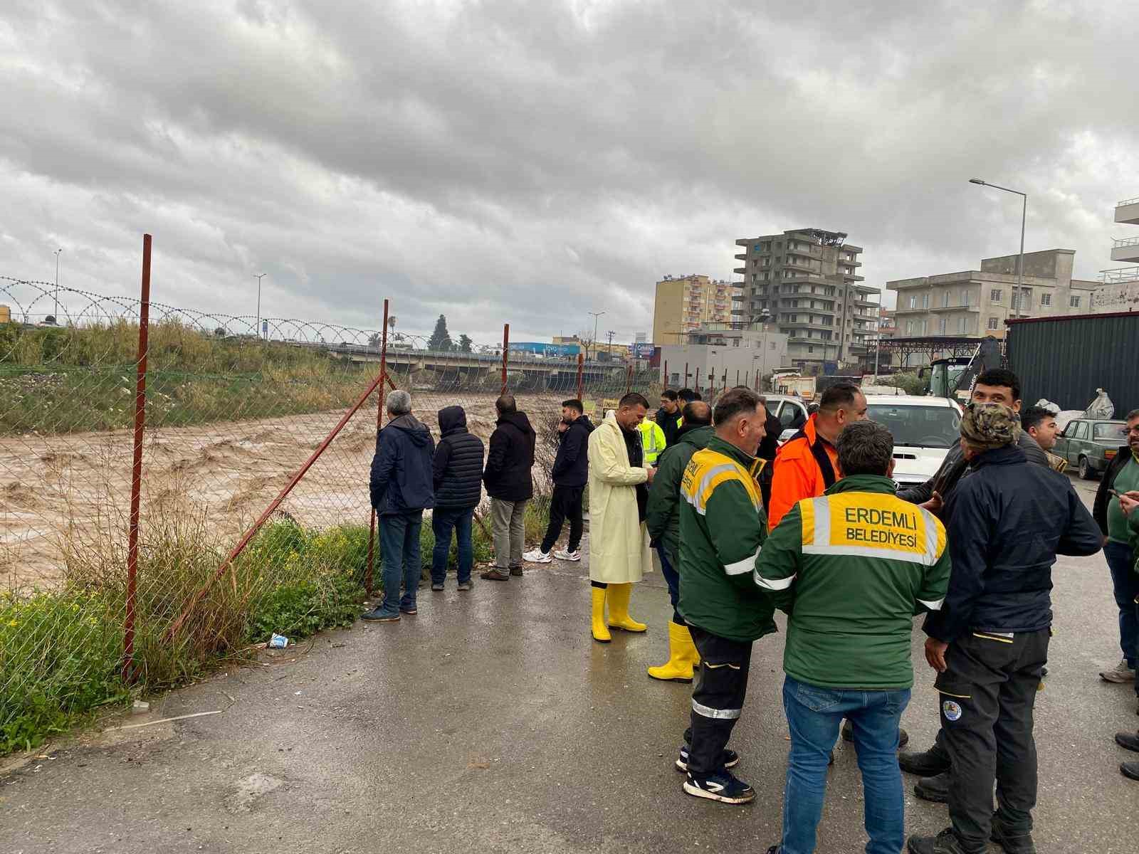 Mersin’de sağanak yağmur etkili oluyor