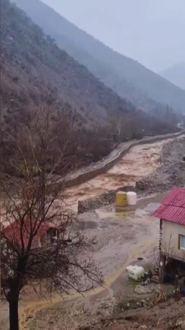 Kayseri’de sağanak sele neden oldu