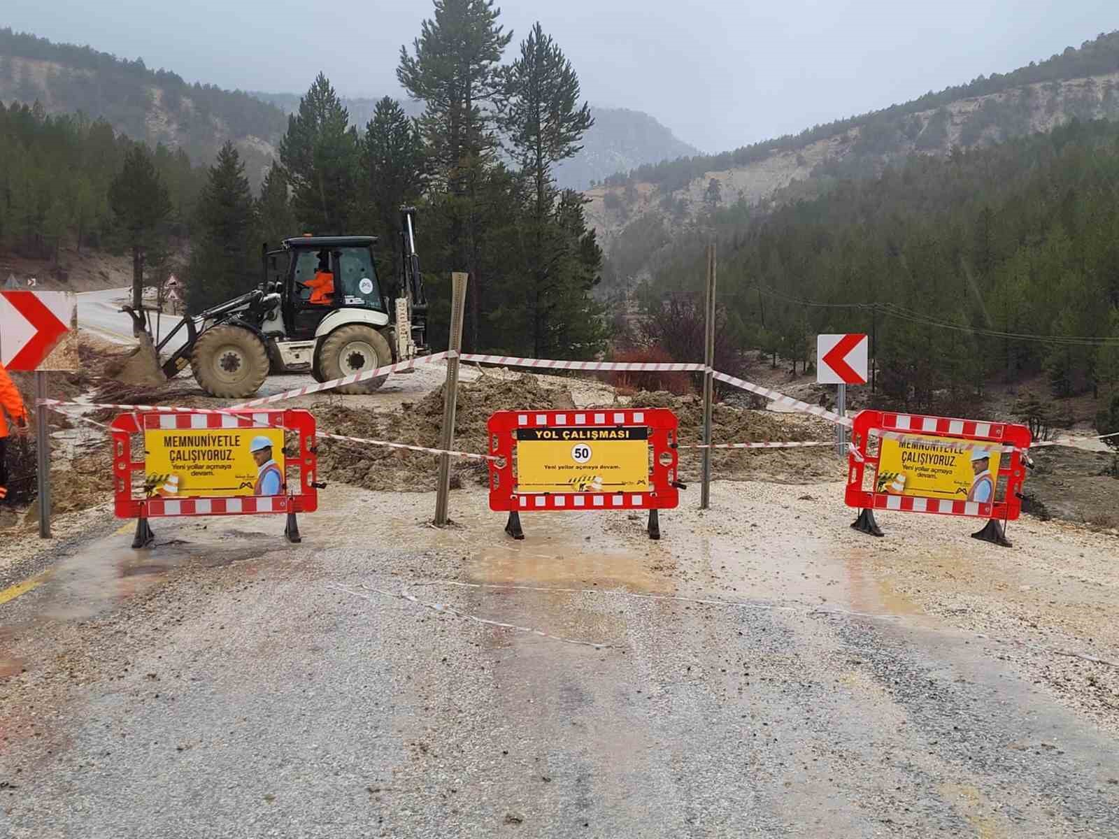 Mut&rsquo;ta aşırı yağış nedeniyle &Ccedil;ivi Mahallesi, S&ouml;ğ&uuml;t&ouml;z&uuml; yayla yolu ulaşıma kapandı
