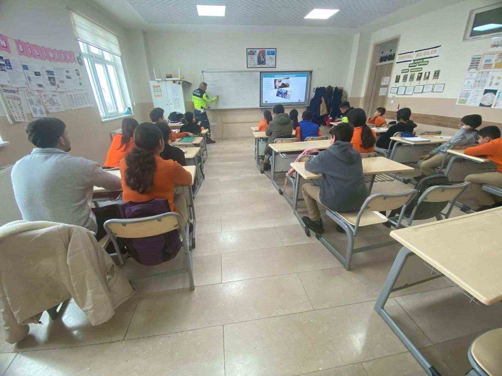 Malazgirt&rsquo;te 52 &ouml;ğrenciye trafik eğitimi
