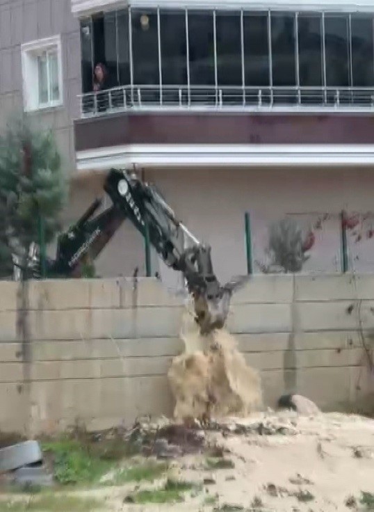 Tarsus&rsquo;ta yağmur ve fırtına hayatı olumsuz etkiledi
