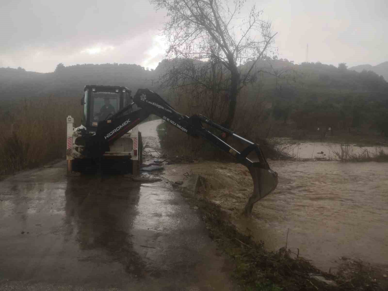 Aydın’da sağank yağışa karşı Büyükşehir ekiplerinden yoğun çalışma