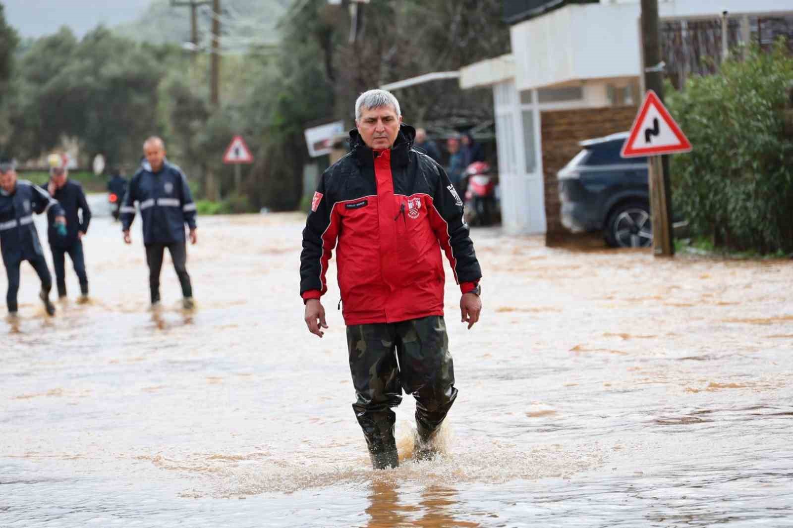 Başkan Mandalinci su taşkınlarının yaşandığı Kızılağaç’ta incelemelerde bulundu