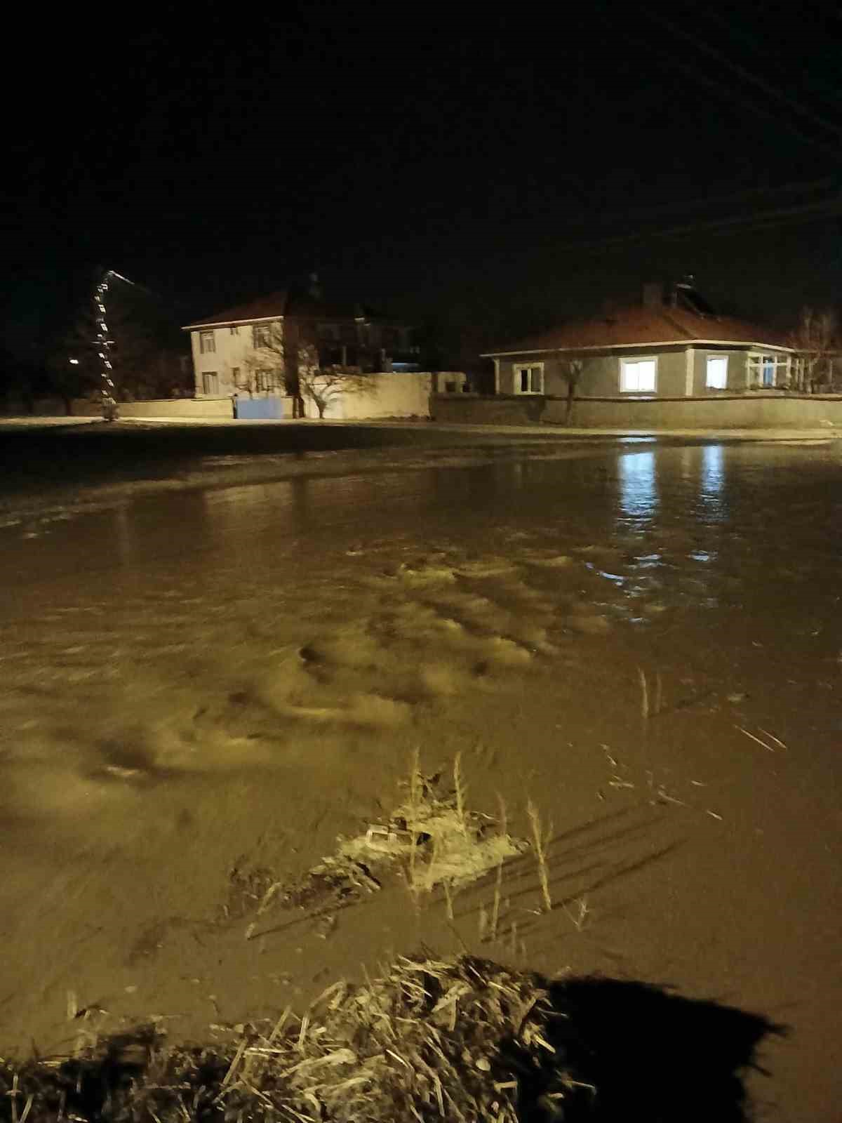 Kırşehir&rsquo;de sağanak, su baskınlarına neden oldu
