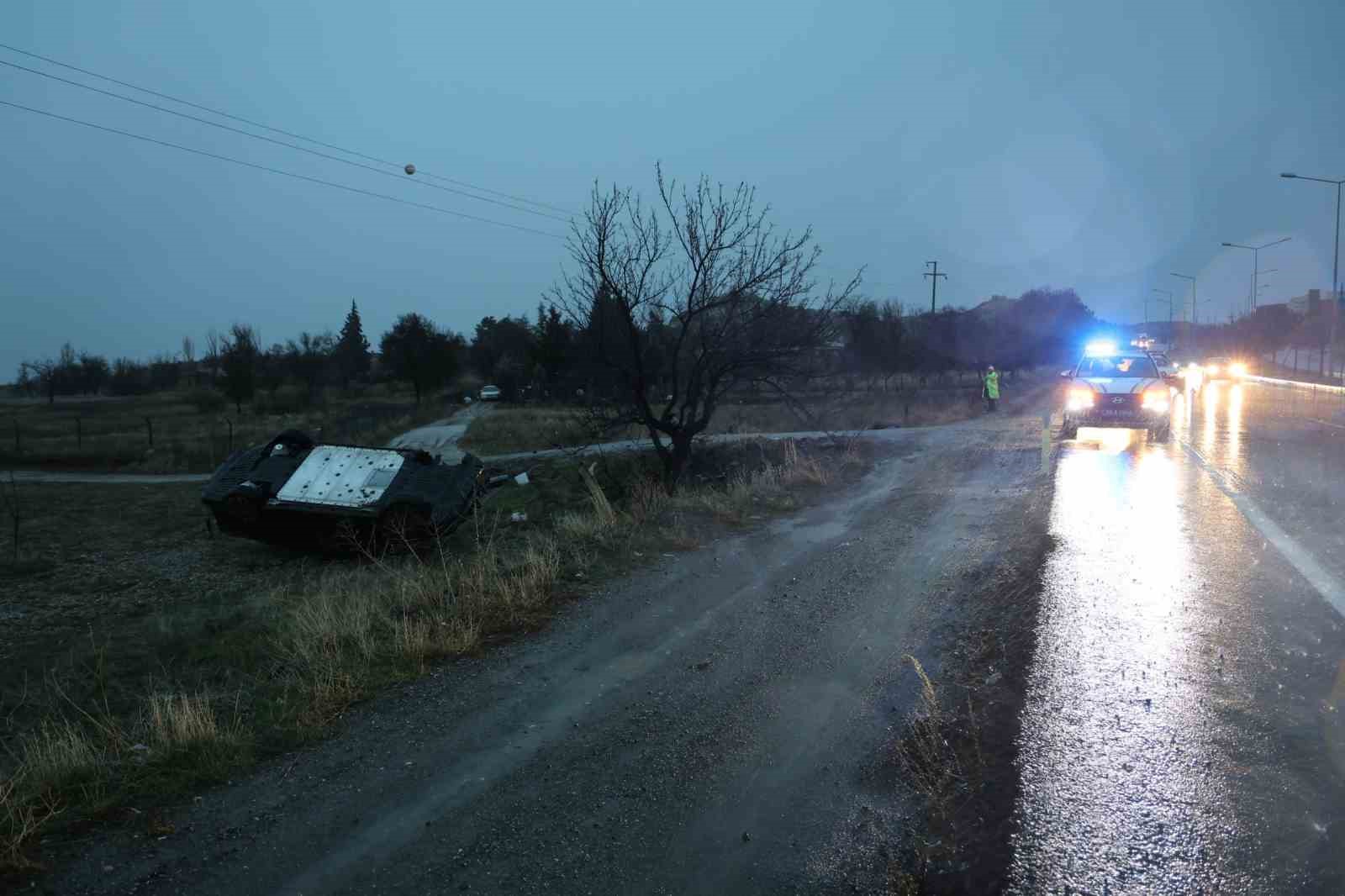 Kontrolden &ccedil;ıkan otomobil takla attı: 2 yaralı
