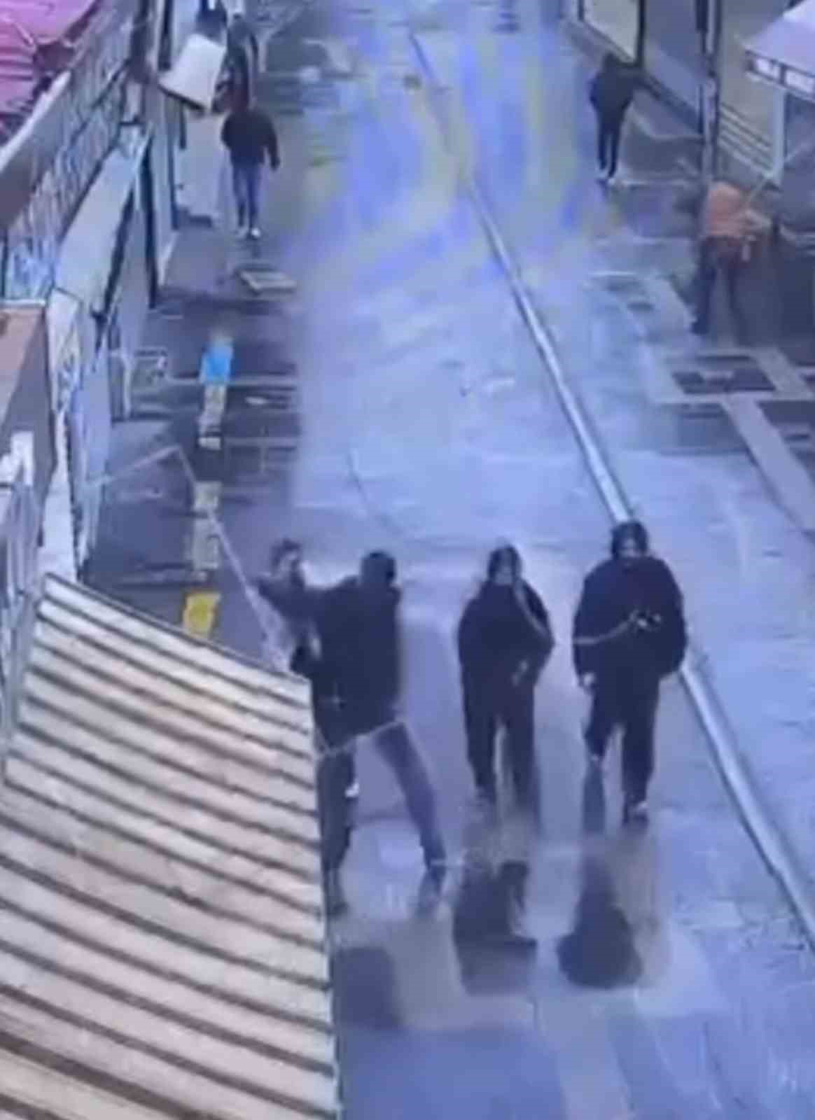 Iğdır’da kız çocuğunun bıçaklı saldırıya uğradığı anlar kamerada