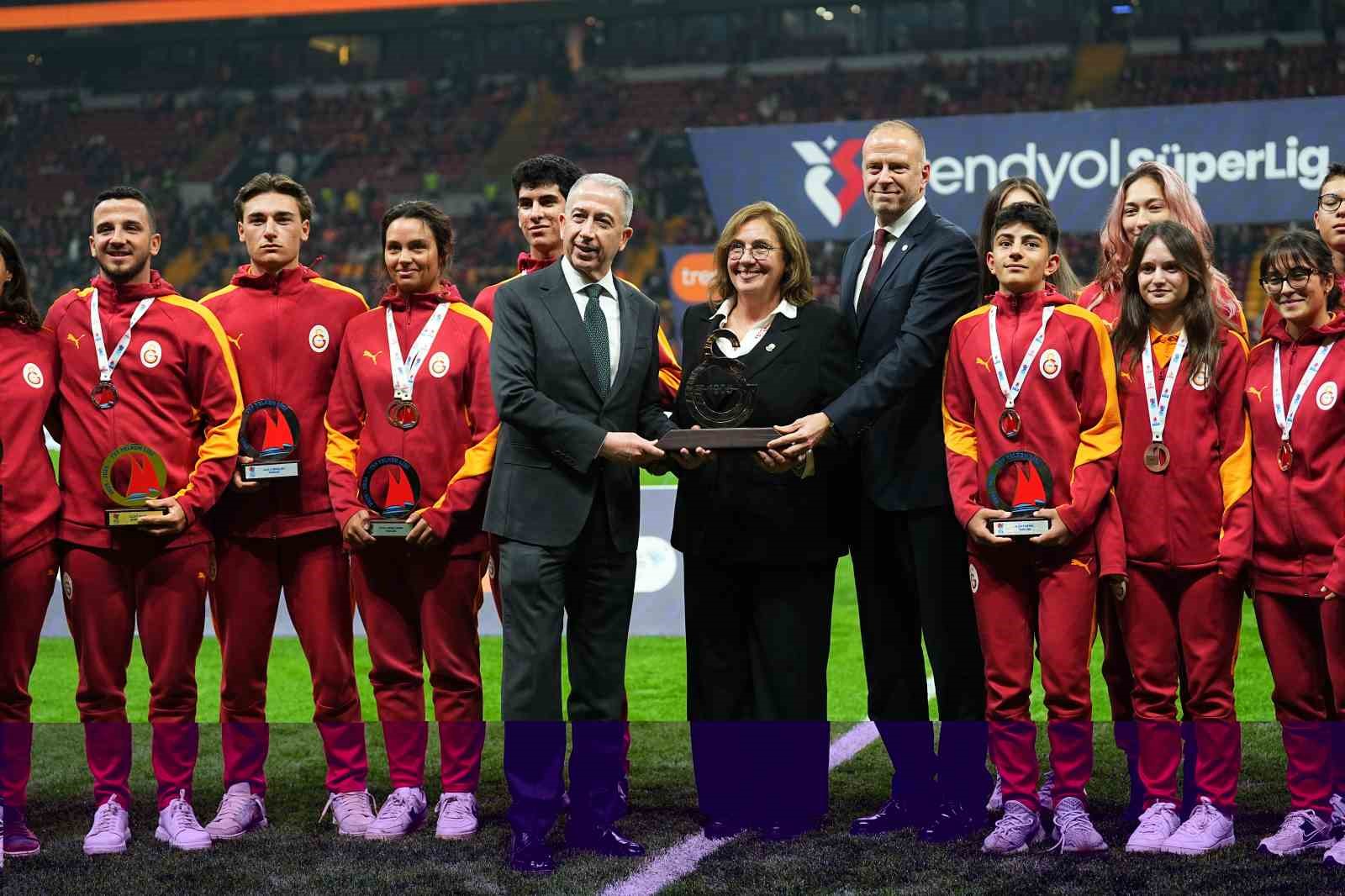 Trendyol Süper Lig: Galatasaray: 1 - Eyüpspor: 0 (Maç devam ediyor)