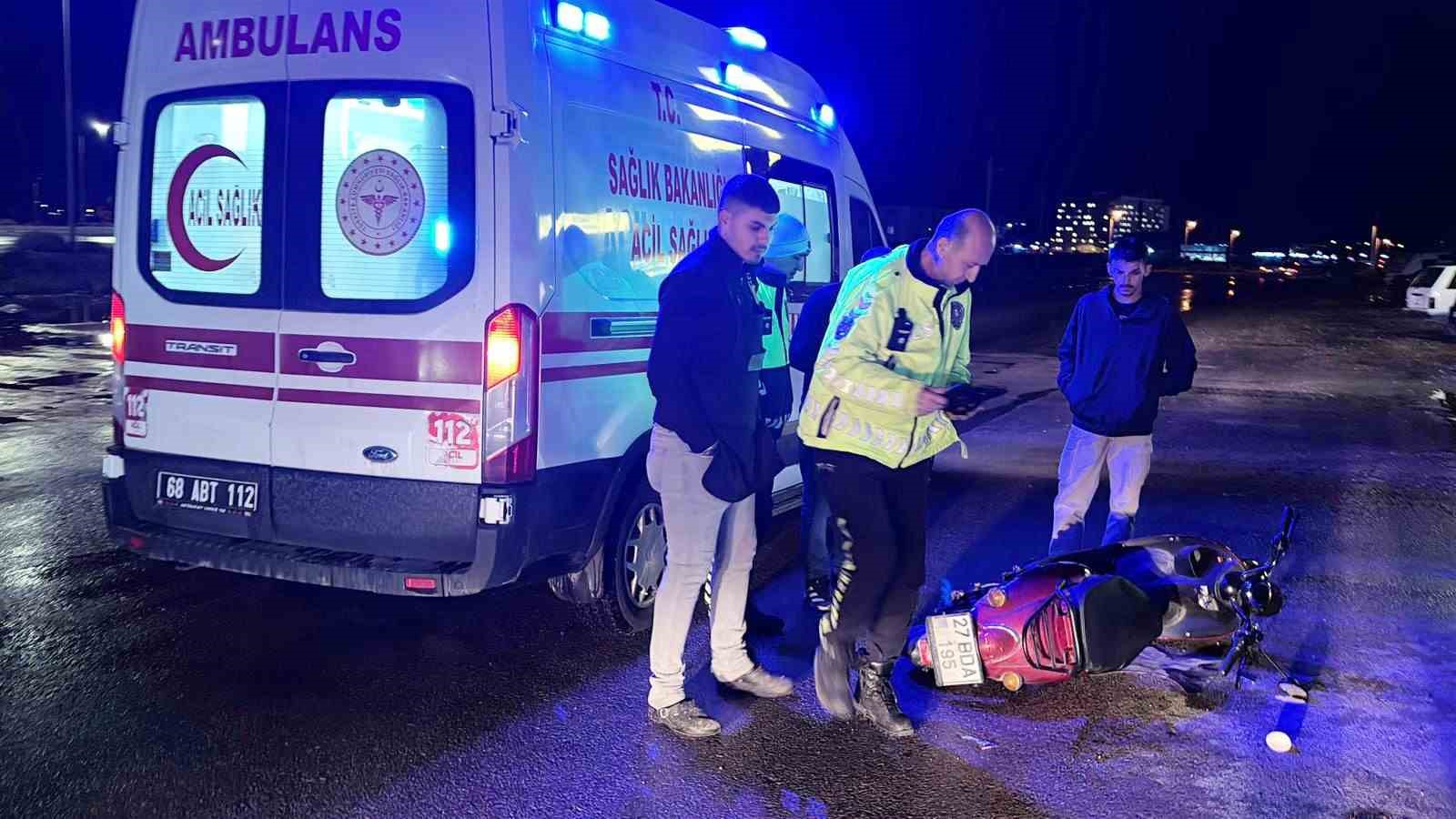 Otomobilin &ccedil;arpıp ka&ccedil;tığı motosiklet s&uuml;r&uuml;c&uuml;s&uuml; yaralandı
