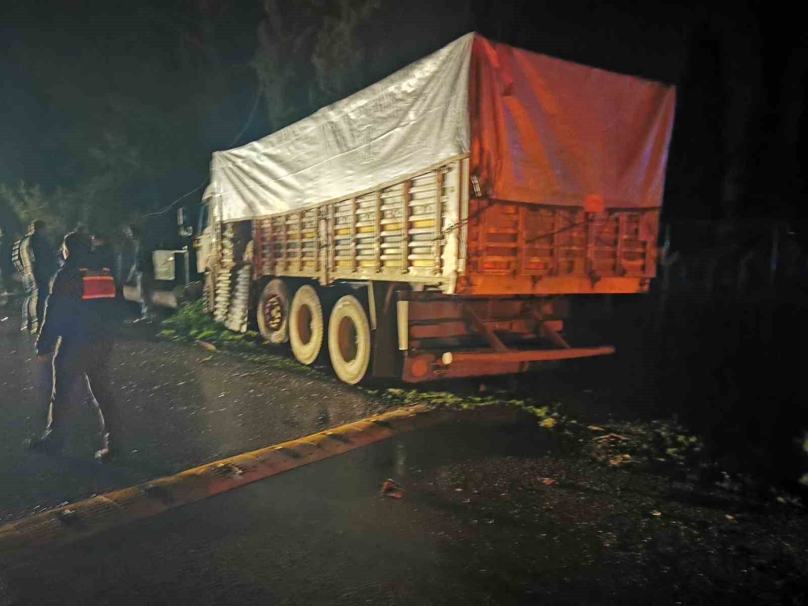 Bursa&rsquo;da kamyonet ile otomobil &ccedil;arpıştı: 2 yaralı
