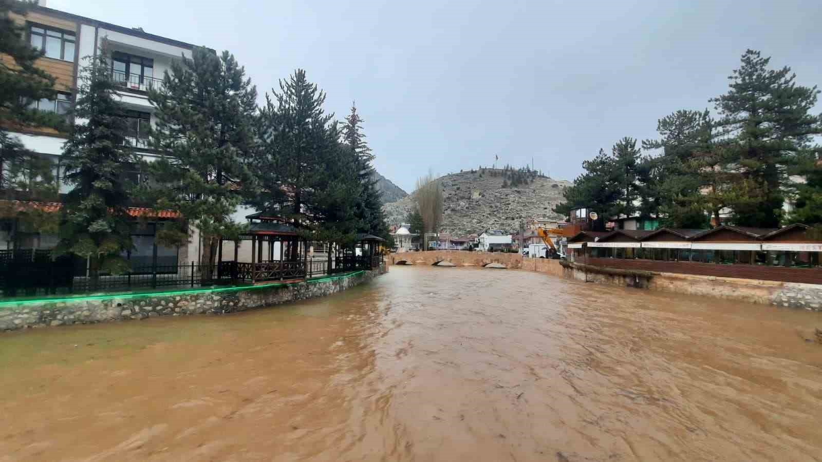 Bozkır&rsquo;da sular y&uuml;kseldi, araziler su altında kaldı
