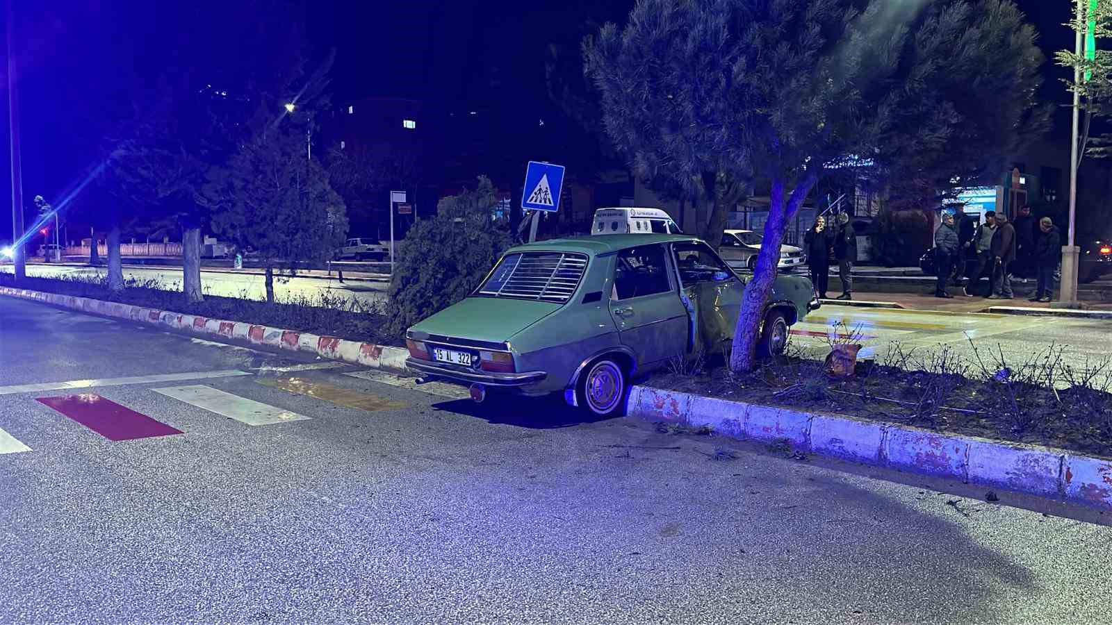 Otomobil yayalara &ccedil;arptı: 3 yaralı
