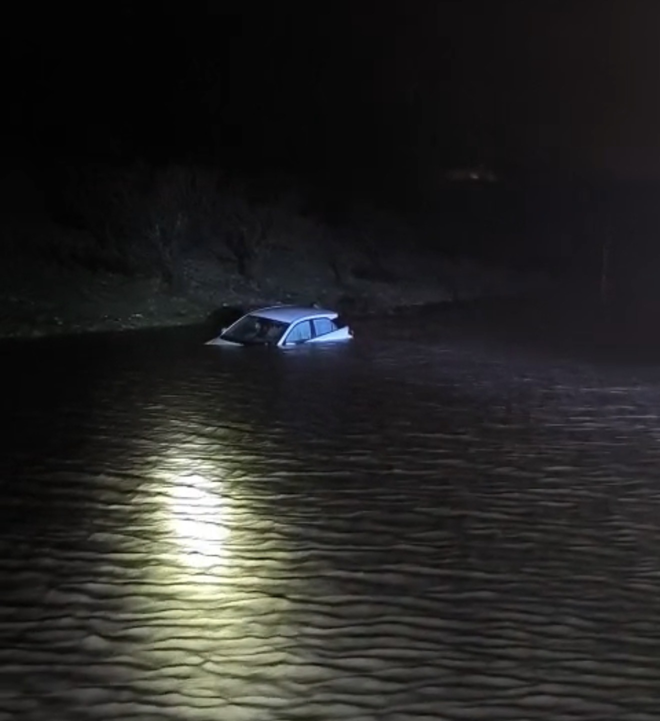 Adıyaman’da sele yakalanan araç suya gömüldü