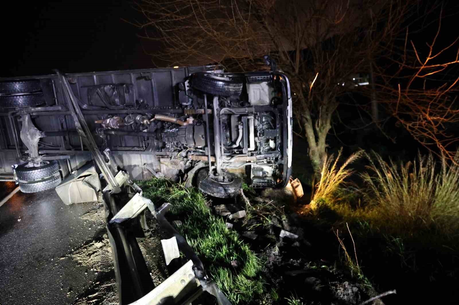 Kamyon bariyerlerde askıda kaldı, sürücü hafif yaralandı