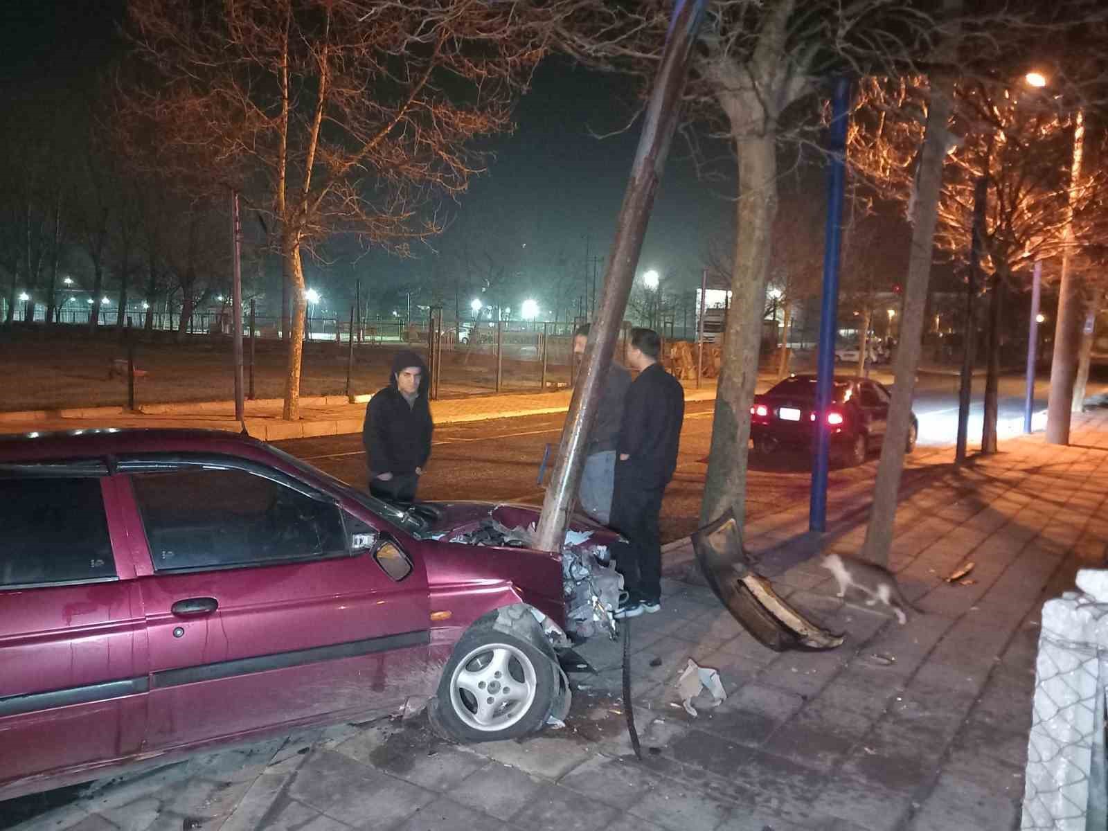 Demir direğe saplandı, hurdaya d&ouml;nen ara&ccedil; s&uuml;r&uuml;c&uuml;s&uuml; kayıplara karıştı
